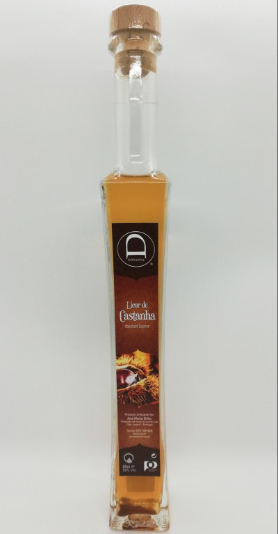 Garrafa de licor de castanha com rótulo marrom e tampa de cortiça.