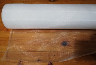 Rolo de rede branca e parte estendida em madeira