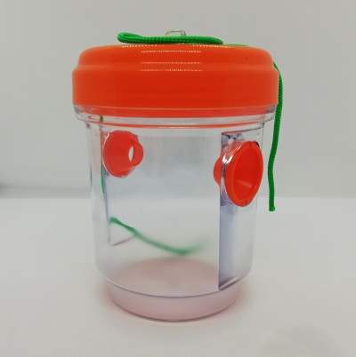 Recipiente transparente com tampa laranja e cordão verde