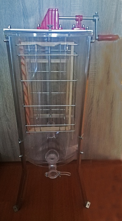 Garrafa transparente com suporte metálico e manivela vermelha