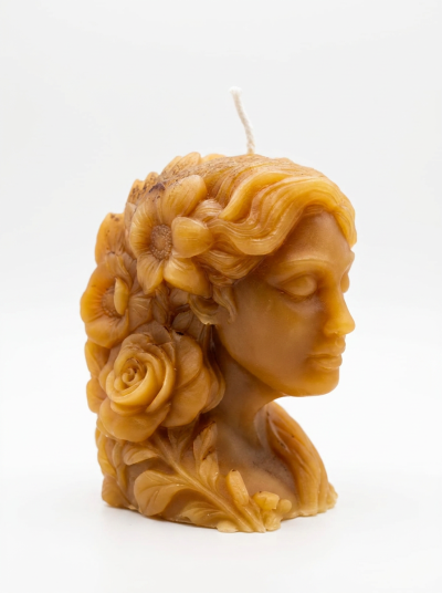 Vela esculpida em forma de busto feminino com flores e folhas