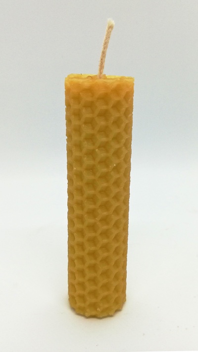 Vela cilíndrica amarela com padrão hexagonal tipo favo