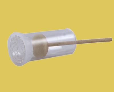 Filtro plástico transparente com parte de rede branca e haste de madeira