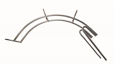 Estrutura metálica curva prateada com suportes verticais