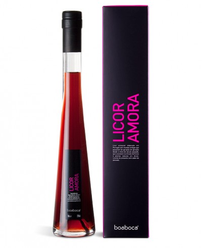 Frasco de licor de amora com caixa preta