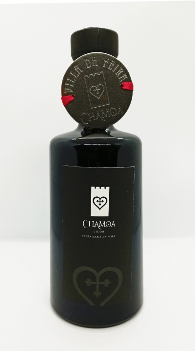 garrafa preta de licor Chamoa com selo metalizado na tampa