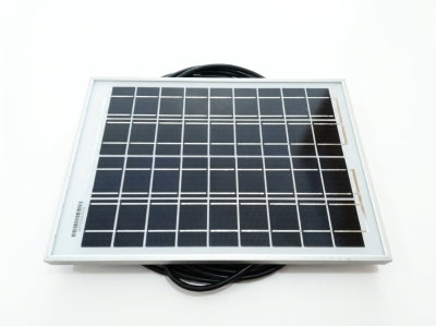 Painel solar pequeno com células solares e cabo preto
