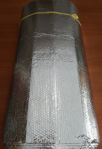 Rolo de isolamento térmico prateado bolha amarrado com corda amarela