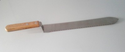 Faca de cozinha com lâmina longa e punho de madeira clara.