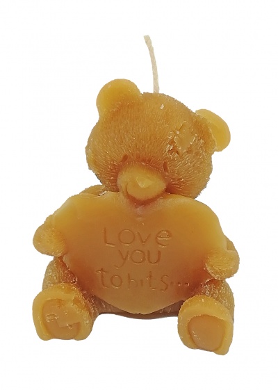 Vela em forma de ursinho cor de mel segurando um coração com texto Love you to bits