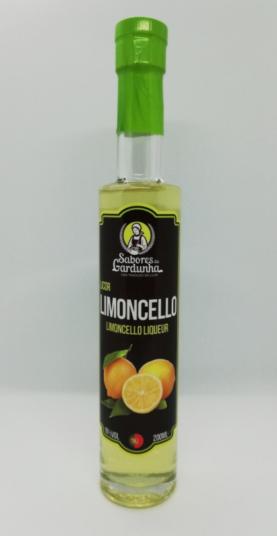 Garrafa de licor Limoncello com rótulo preto e limões