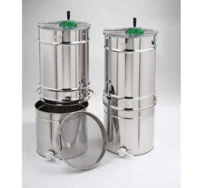 dois filtros de água de inox com torneiras brancas e tampas verdes