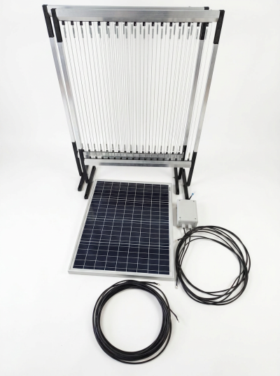 Painel solar com tubos de vidro e cabos num fundo branco