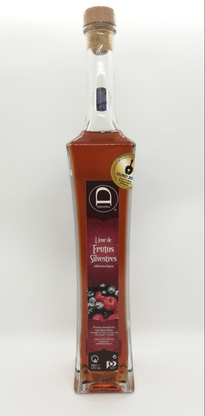 Garrafa de licor de frutos silvestres com rótulo e selo dourado