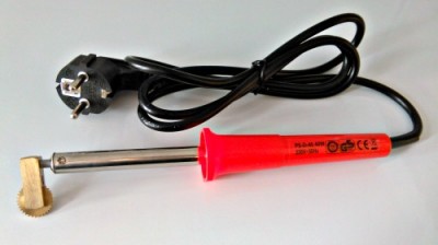 Ferro de soldar com cabo vermelho e cabo preto com ficha