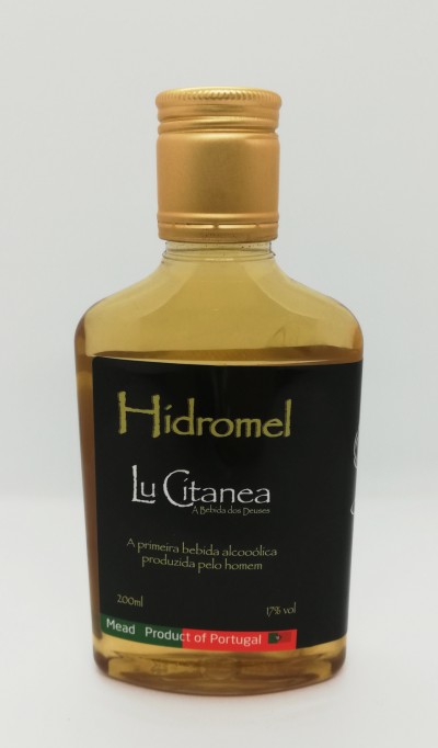 Garrafa pequena de hidromel Lu Gitanea com rótulo preto e tampa dourada