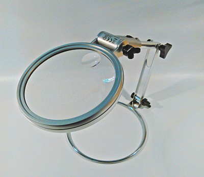 Lupa com suporte metálico cromado e base redonda