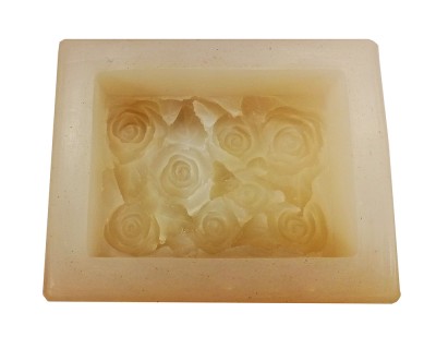 Forma de silicone bege com cavidades em forma de rosas