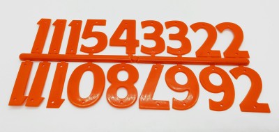 dígitos plásticos laranja em suporte