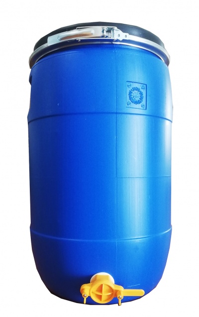 Barril azul de plástico com tampa preta e torneira amarela