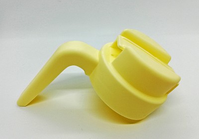 Tampa de plástico amarela com bico vertedor e alça