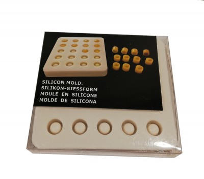 Molde de silicone branco com pequenos buracos circulares na embalagem