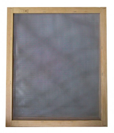 Painel retangular de madeira com malha metálica