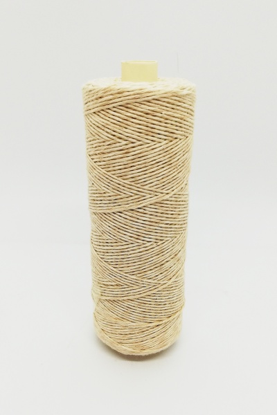 Rolo de cordão bege claro enrollado com tampa amarela
