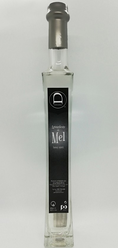 Garrafa alta de aguardente de mel Domanna com rótulo preto