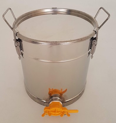 Recipiente metálico com torneira laranja sobre fundo branco