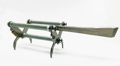 Ferramenta metálica com texturas espiraladas e extremidade plana larga