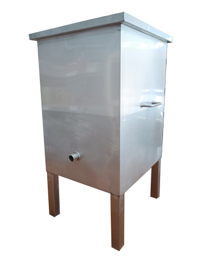 Contentor metálico branco com cano e alça, sobre pernas metálicas.