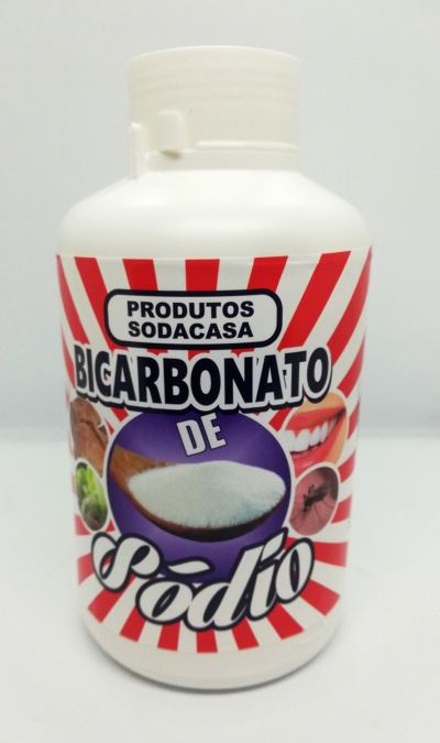 Frasco de plástico branco com rótulo vermelho e branco de bicarbonato de sódio