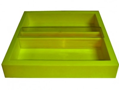 Tabuleiro amarelo fluorescente com três divisórias retangulares