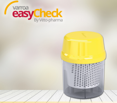 Recipiente transparente com tampa amarela e filtro interno perfurado