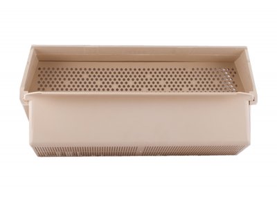 Recipiente retangular de plástico bege com tampas perfuradas e fundo branco