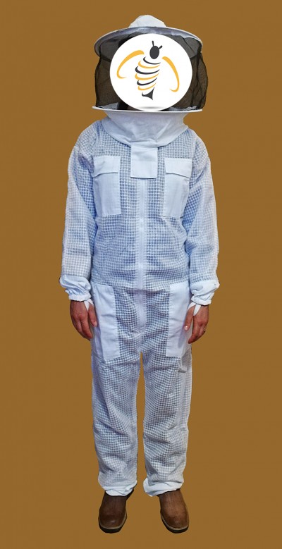 Macacão branco de apicultura com rede protetora preta e botas castanhas