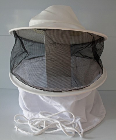 Véu de apicultor branco com rede preta para proteção facial em fundo cinza