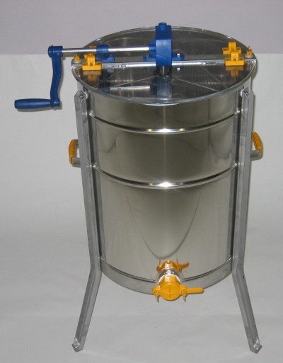 Máquina de extração de mel de aço inoxidável com manivela azul e torneira amarela em fundo branco.