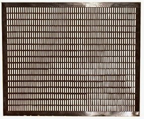 Tapete retangular com padrão quadriculado em preto e branco