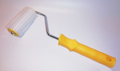 Rolo de pintura com cabo amarelo e rolo branco texturizado