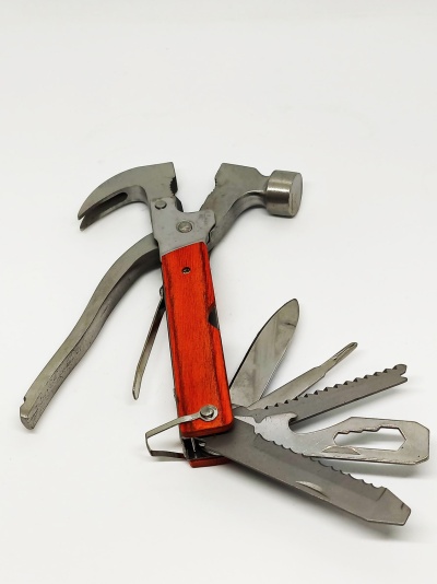 Multiferramenta em metal e madeira com várias lâminas e martelo
