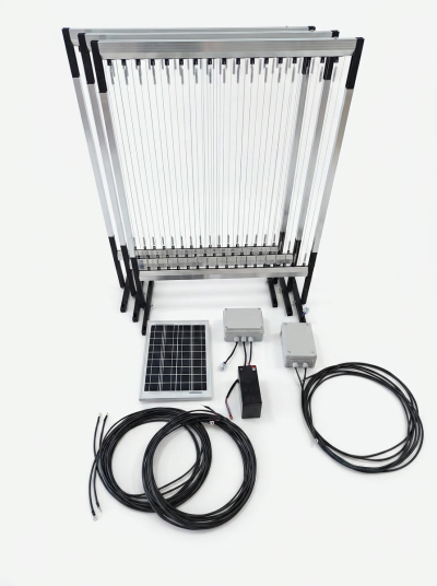Equipamento metálico com painéis transparentes, painel solar pequeno, baterias e cabos em fundo branco.