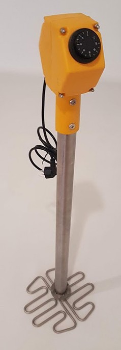 Misturador elétrico amarelo com haste metálica e base em grelha