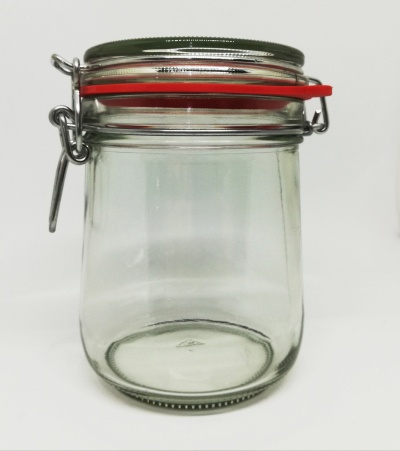 Frasco de vidro transparente com tampa hermética e vedação vermelha