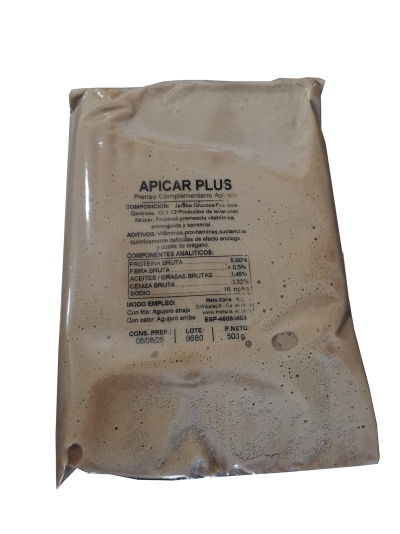 Embalagem plástica transparente com pó castanho claro e texto impresso em preto