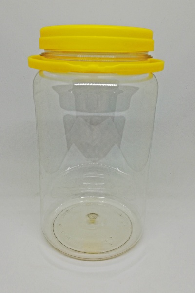 Frasco de vidro transparente com tampa amarela de plástico