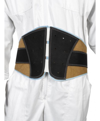 Cinturão de suporte lombar preto e castanho usado sobre macacão branco
