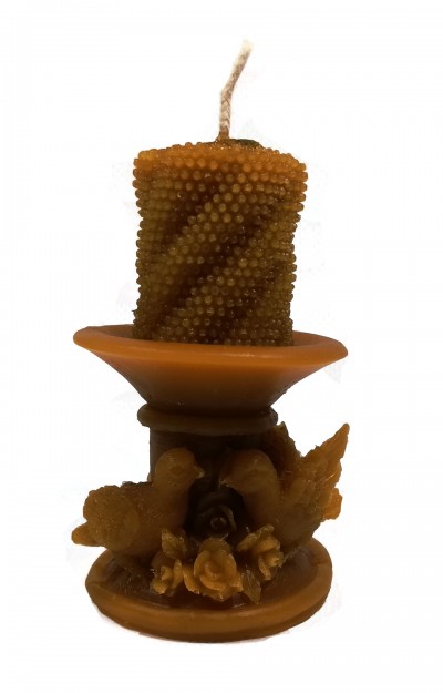 Vela decorativa marrom com suporte e esculturas de pássaros e flores