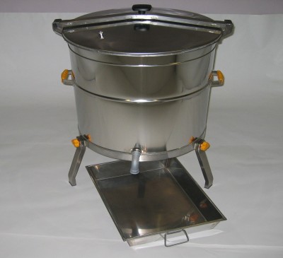 Panela metálica grande com tampa, pés e torneira com bandeja em fundo branco